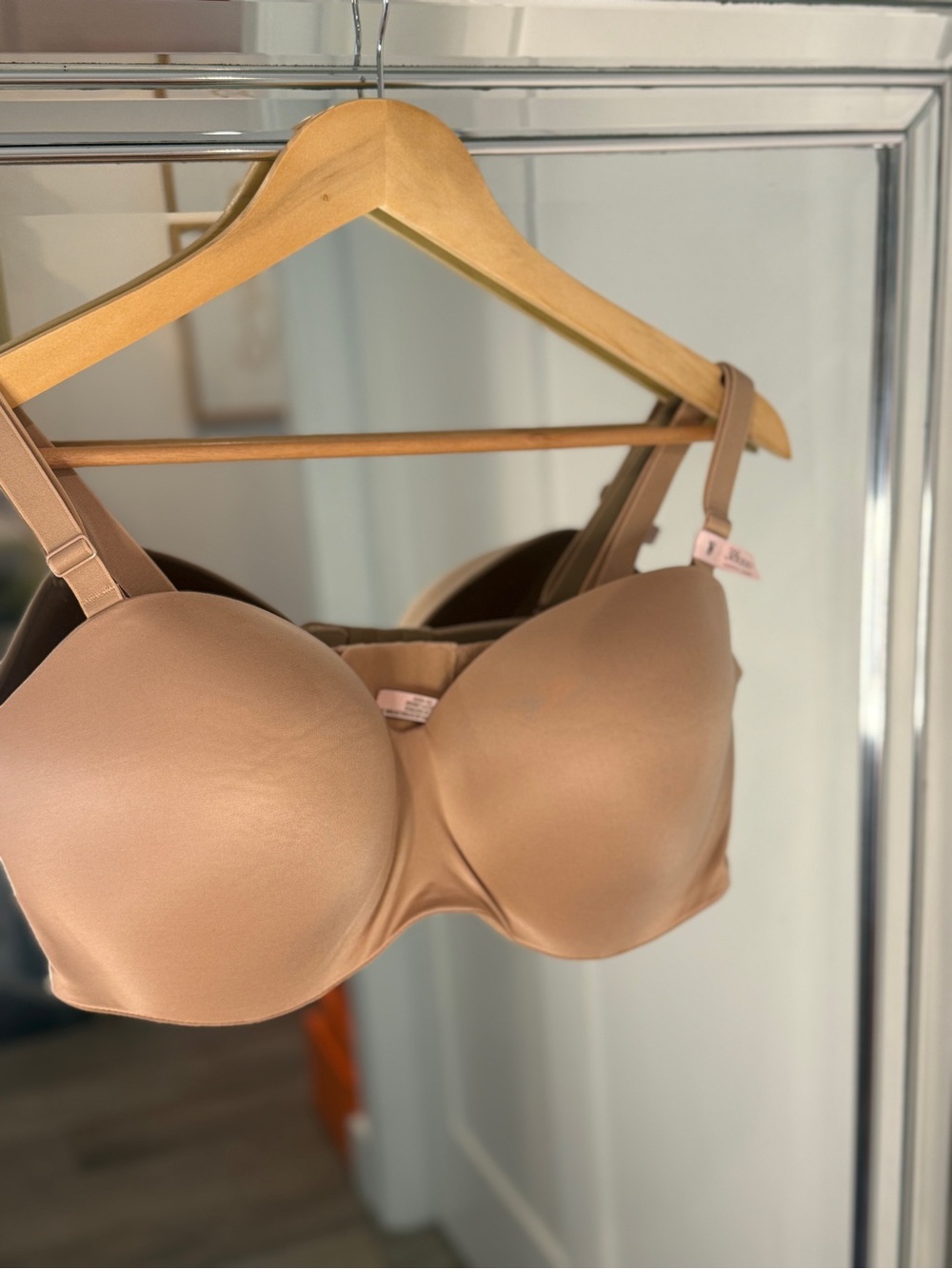 NWT-Victoria's Secret 38DDD Nude Underwire Smooth Cup Bra